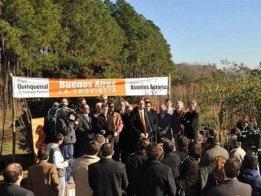 El Gobernador inici� plan de arbolado p�blico junto a nutrido grupo de intendentes