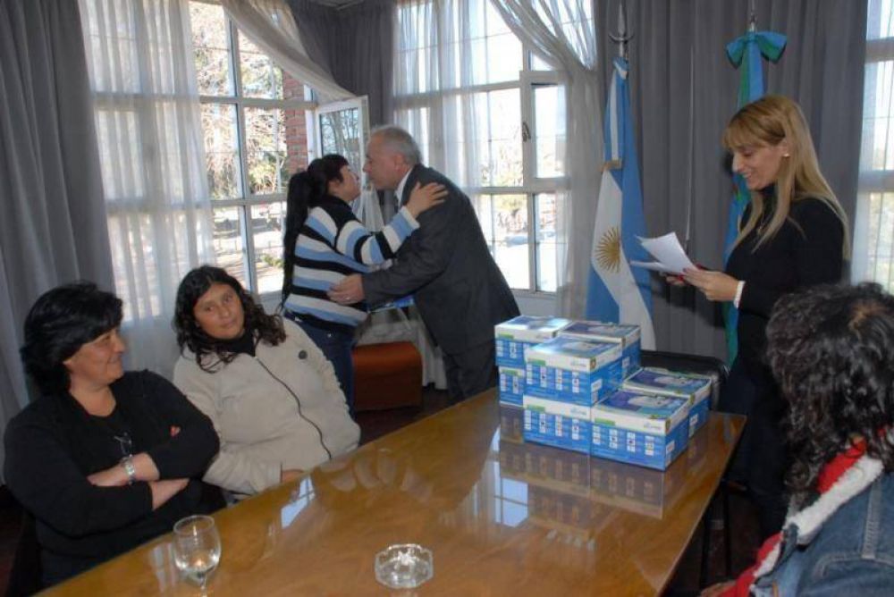 Presidente Per�n - ENTREGA DE NEBULIZADORES