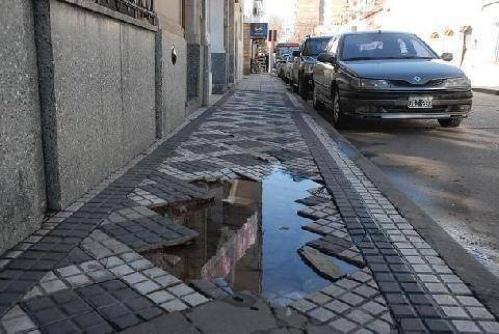 RECLAMO EN LAVALLE AL 500 Una p�rdida de agua rompi� la vereda y la acera se convirti� en un gran charco