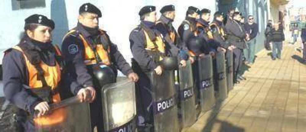 Desmedida presencia policial en una manifestaci�n de trabajadores frente al municipio