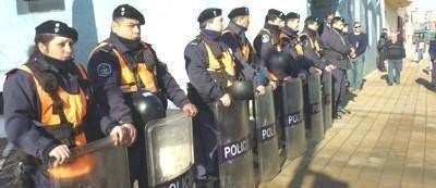 Desmedida presencia policial en una manifestaci�n de trabajadores frente al municipio