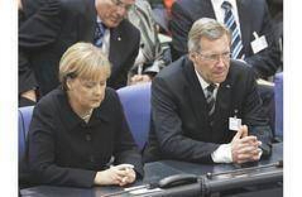  Merkel impuso a su candidato, pero su gobierno qued� debilitado  