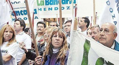 Por un reclamo salarial, se complica atenci�n en Bancos 