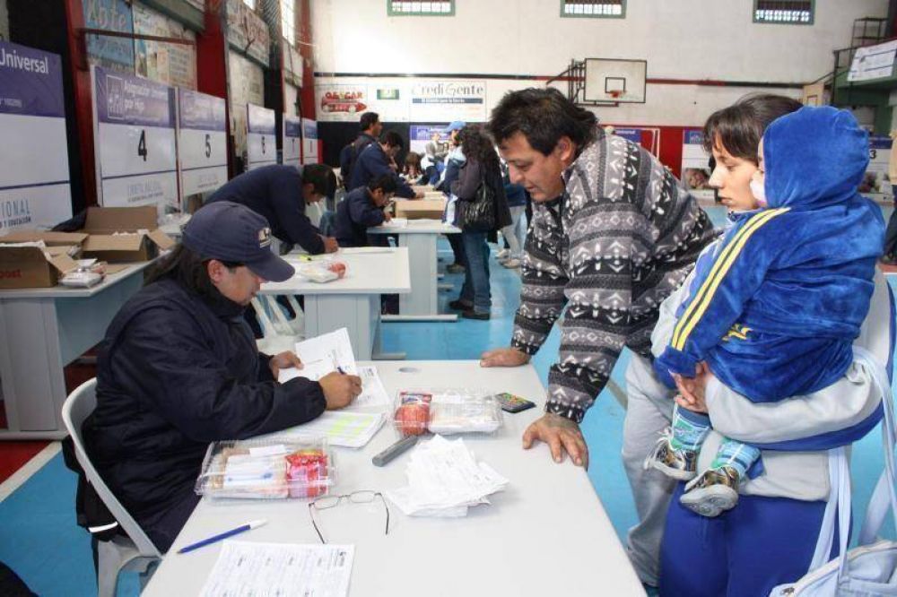San Miguel - Se entregaron las libretas de la asignaci�n universal