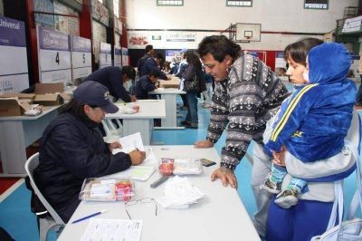 San Miguel - Se entregaron las libretas de la asignaci�n universal
