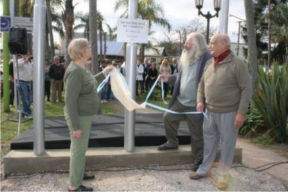 La Intendente y los vecinos inauguraron los m�stiles en el ingreso a la ciudad