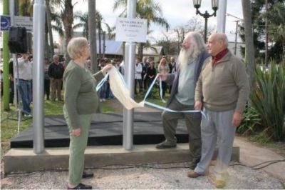 La Intendente y los vecinos inauguraron los m�stiles en el ingreso a la ciudad