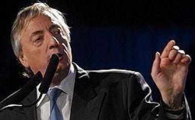 Con traje de UNASUR, Kirchner viaja a Chile y se reunir� con Pi�era