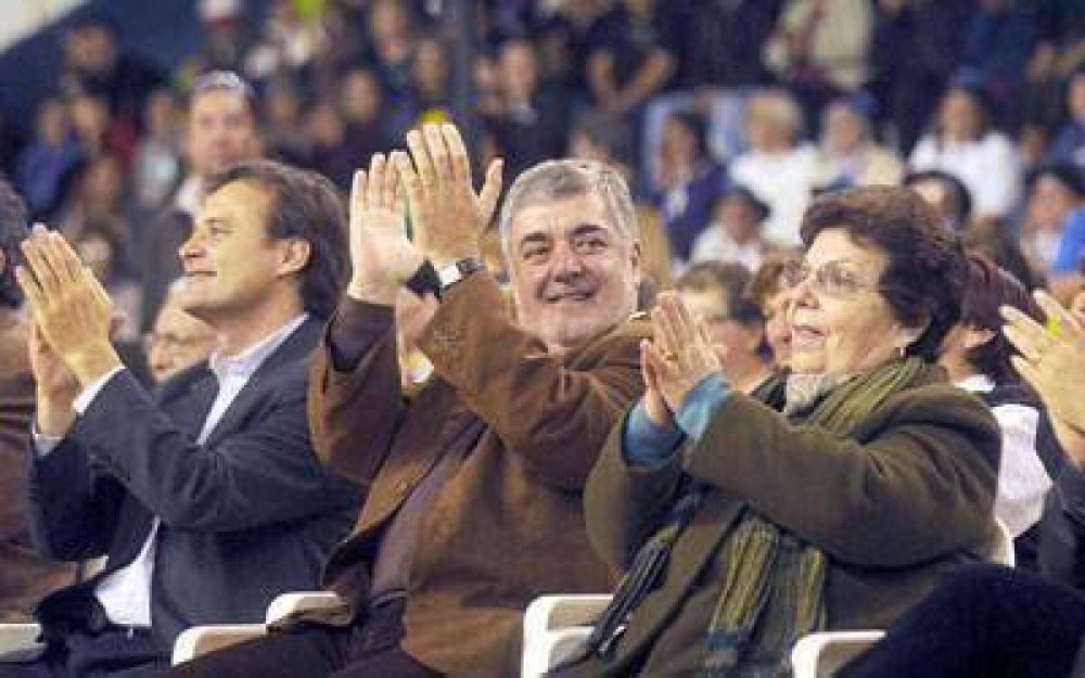 Adultos mayores agradecidos con Das Neves