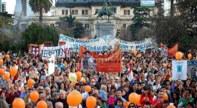Nutrida marcha en La Plata contra el matrimonio gay 