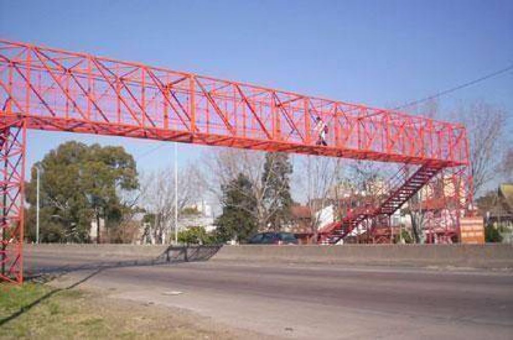 Renuevan los puentes peatonales del Acceso Sudeste