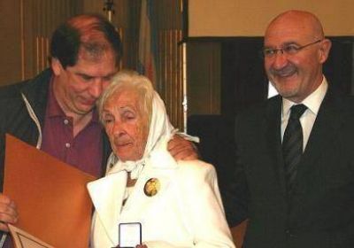 Distinci�n a la Madre de Plaza de Mayo Josefina Garc�a de Noia