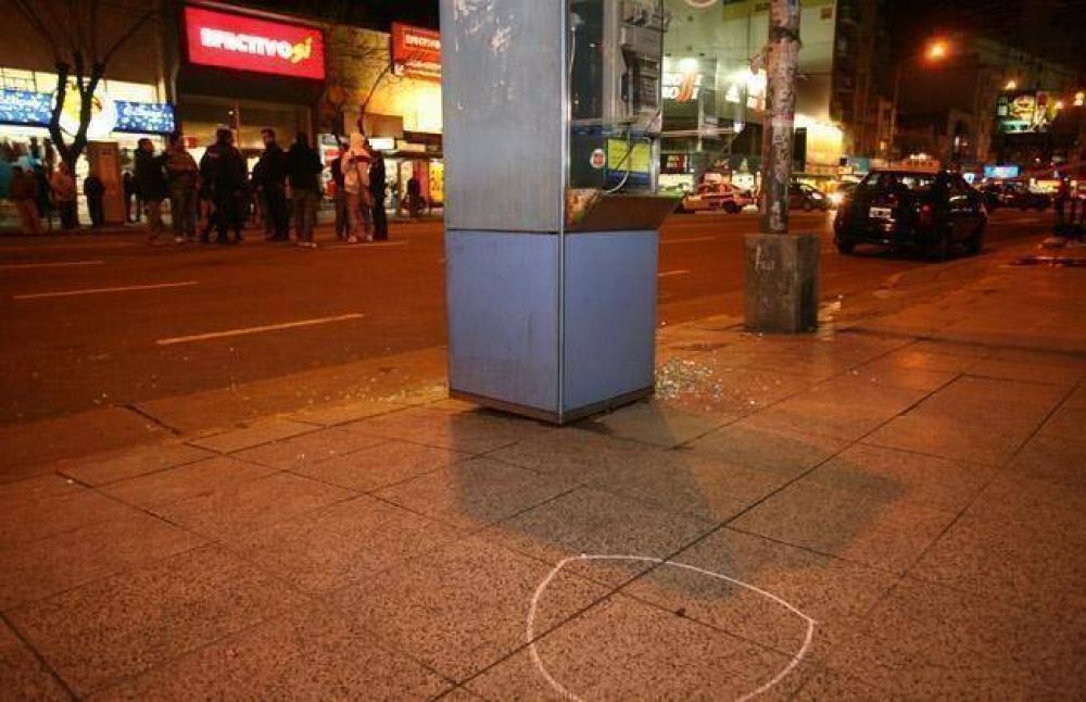 Delincuente se tirote� con la polic�a en el microcentro y logr� escapar en un taxi