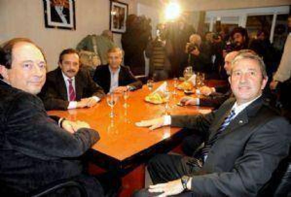 Con Cobos, la cumbre radical habl� de unidad partidaria