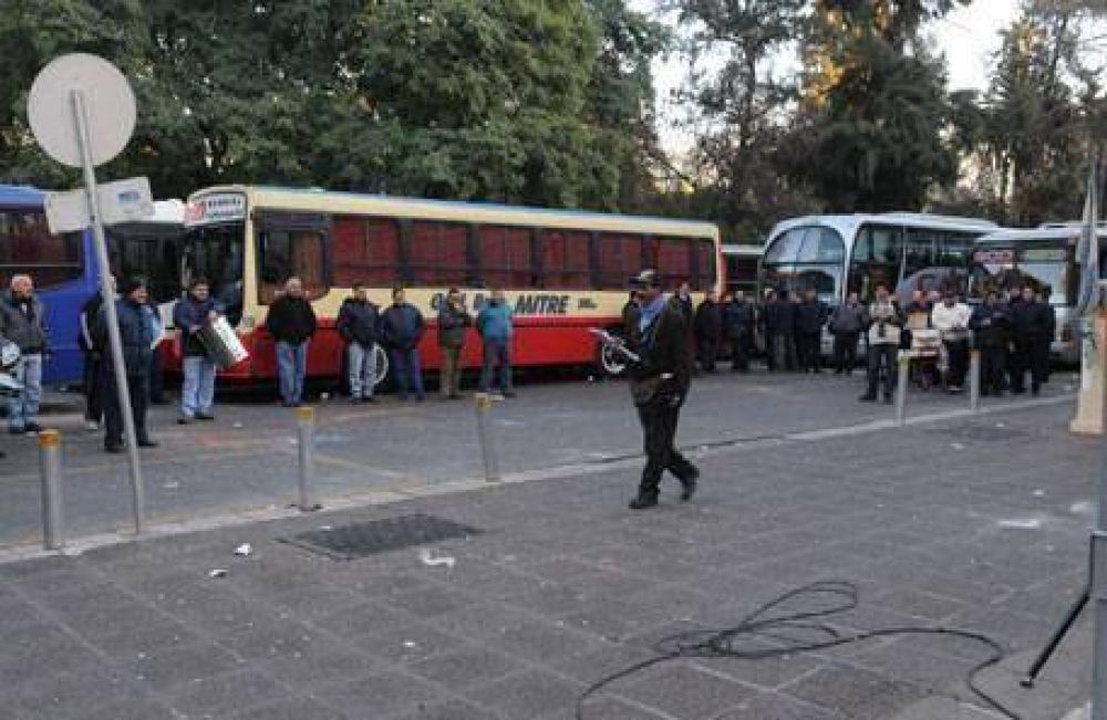 Por el paro de micros, los taxistas del Valle de Uco se aprovecharon y duplicaron las tarifas