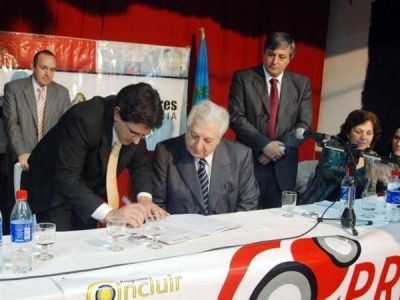 El ministro Cuartango firm� convenios de empleo con una ONG de San Miguel del Monte