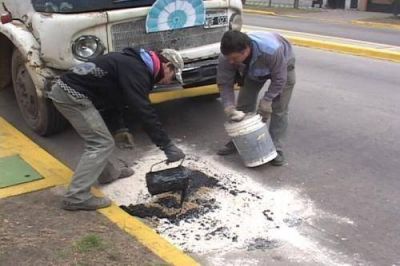 Avanzan las obras de bacheo sobre la Avenida Espora