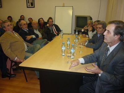 Villaverde volvi� a reunirse con el peronismo de Lan�s