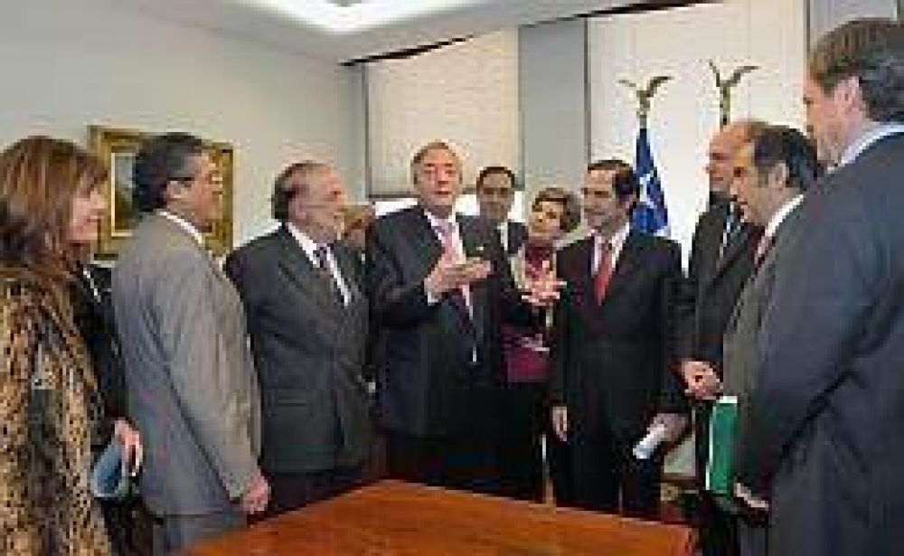 De vuelta de Chile, Kirchner destac� coincidencias con legisladores sobre papel de la Unasur
