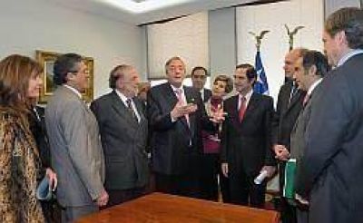 De vuelta de Chile, Kirchner destac� coincidencias con legisladores sobre papel de la Unasur