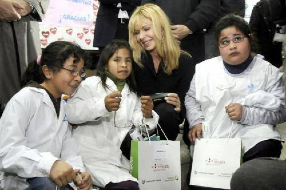 Karina Rabolini visit� Echeverr�a y entreg� anteojos recetados para los chicos de la EPB N� 2