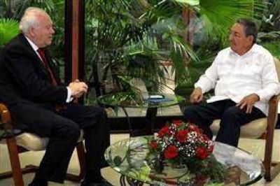 La UE eval�a un cambio hacia Cuba