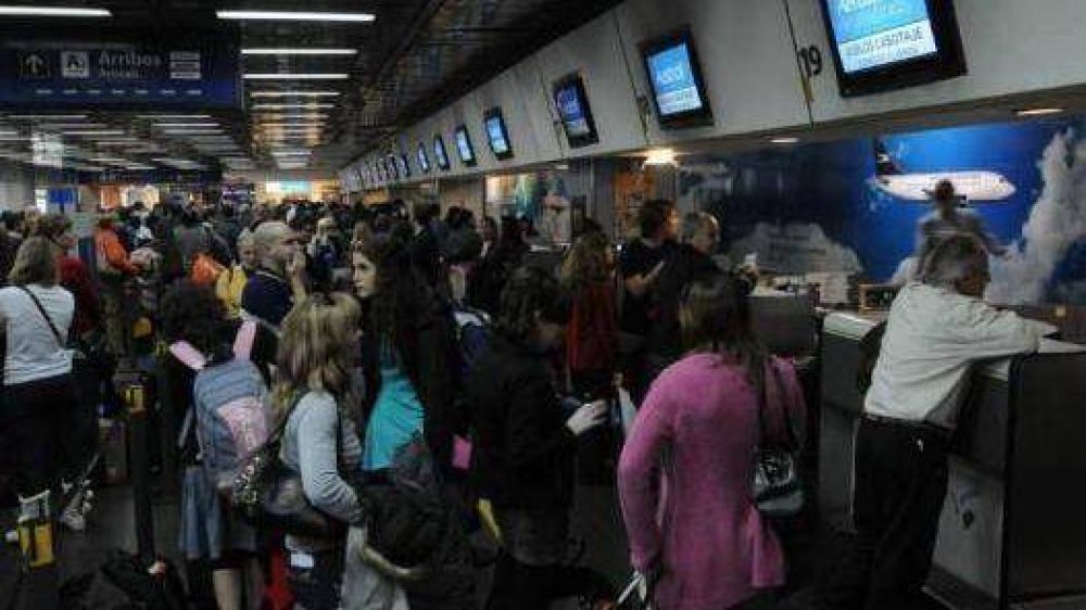 Tras el paro de controladores a�reos, siguen las demoras en Aeroparque