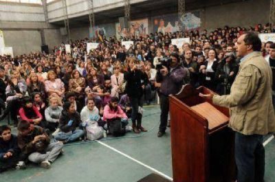 En Ranchos, Scioli festej� con anuncios el D�a de la Independencia
