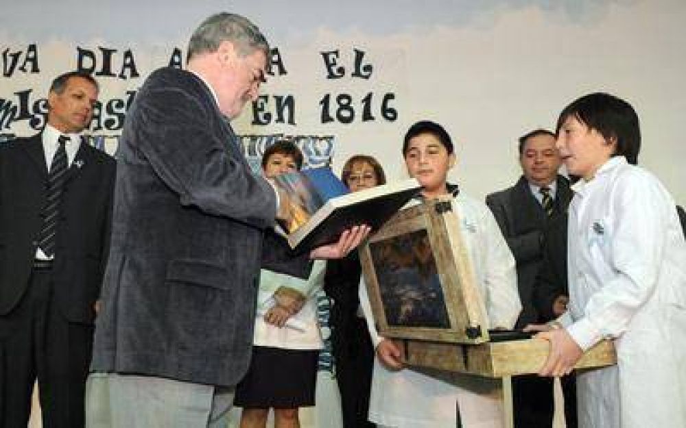 El gobernador inaugur� aulas en la celebraci�n de la Independencia