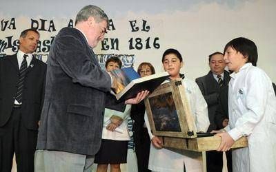 El gobernador inaugur� aulas en la celebraci�n de la Independencia