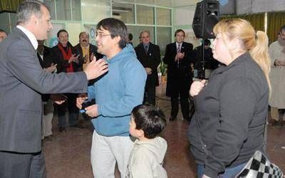  Veintitr�s familias recibieron las llaves de sus viviendas