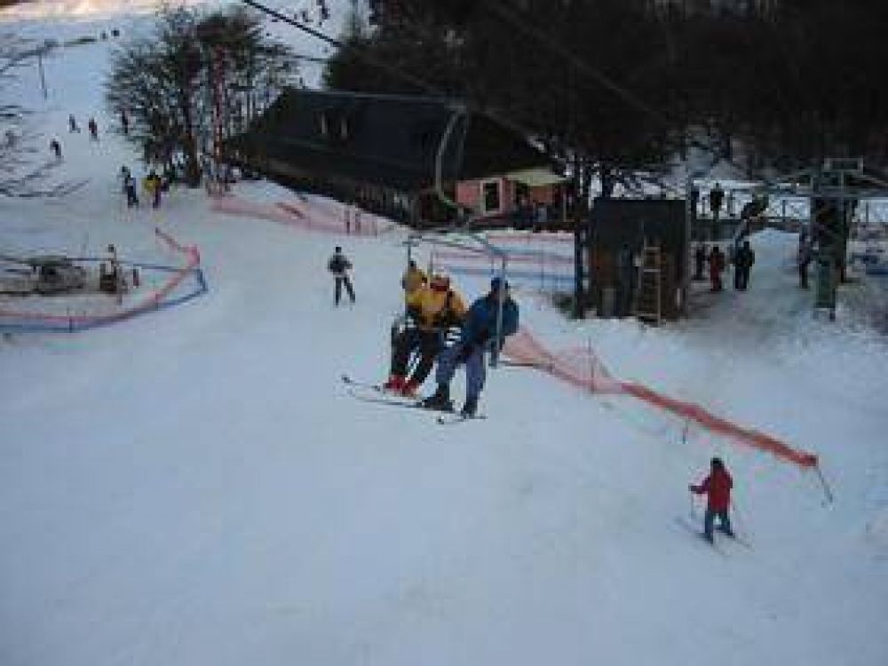 El Club Andino reabre el centro invernal Valdel�n