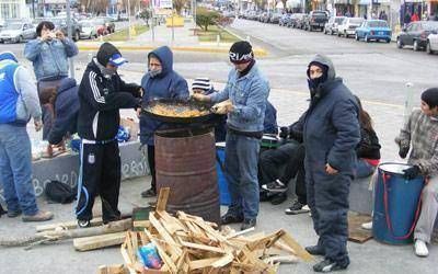 Desocupados instalan olla popular junto a El Gorosito