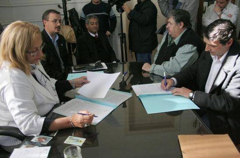 Principio de soluci�n: La Intendente Giroldi firm� un importante convenio para resolver la situaci�n del transporte p�blico local