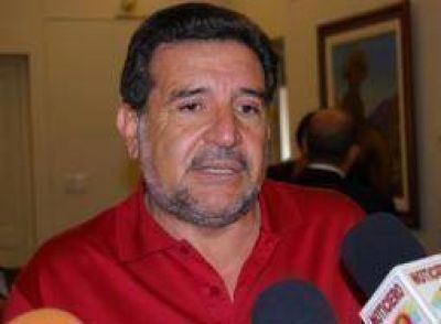 Beder viaj� a China, pero antes le pidi� la renuncia a sus funcionarios