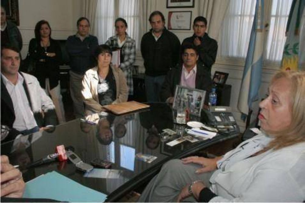 La Intendente Giroldi firm� un importante convenio para resolver la situaci�n del transporte p�blico local