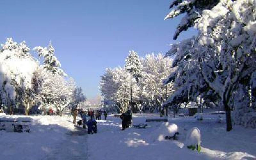 Intenso temporal de nieve castiga a la ciudad trasandina de Coyhaique