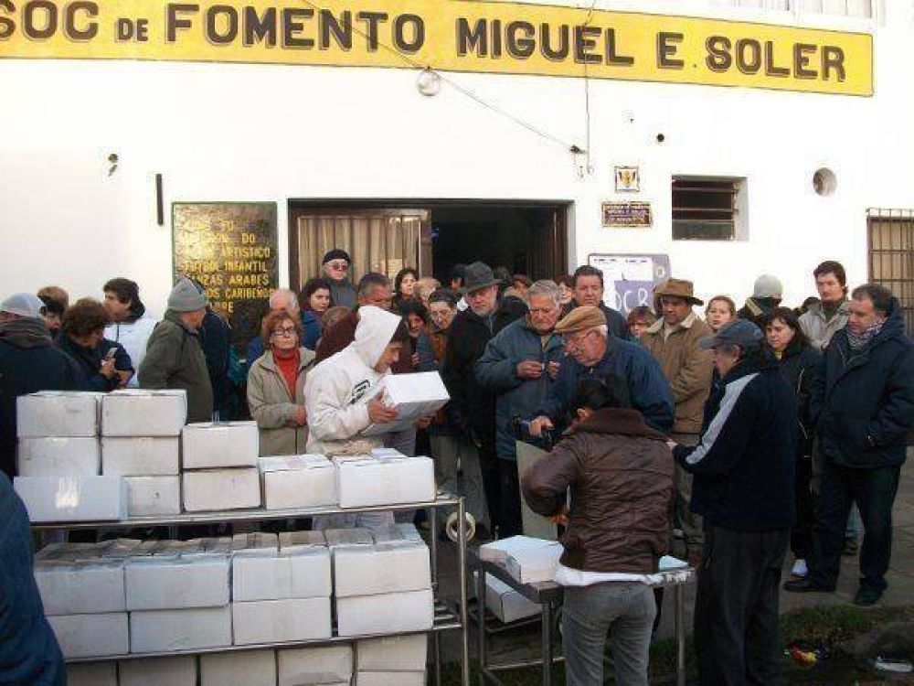 La carne lleg� para todos en Mor�n. 5.000 kilos se vendieron en la convocatoria
