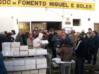 La carne lleg� para todos en Mor�n. 5.000 kilos se vendieron en la convocatoria