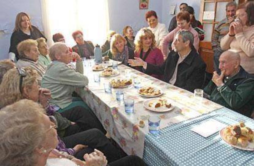 Contin�a la presentaci�n del Programa �Abuelos Todo Vuelve� en instituciones de Avellaneda