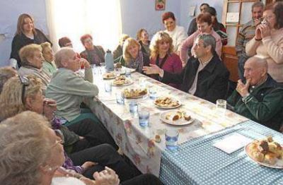 Contin�a la presentaci�n del Programa �Abuelos Todo Vuelve� en instituciones de Avellaneda