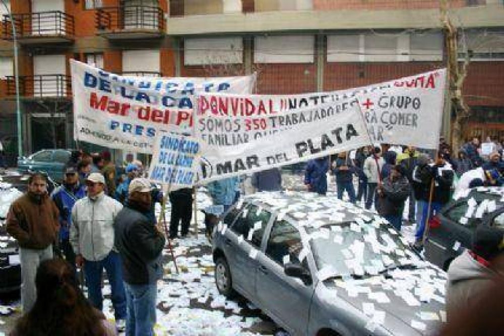 Ruidosa movilizaci�n de los trabajadores del frigor�fico Sadowa tratando de salvar el laburo de 350 obreros