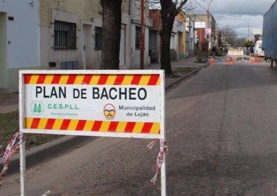 Lujan - REPARAN EL ASFALTO EN LA CALLE MITRE