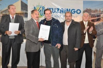Nueva entrega de escrituras en Ituzaing�