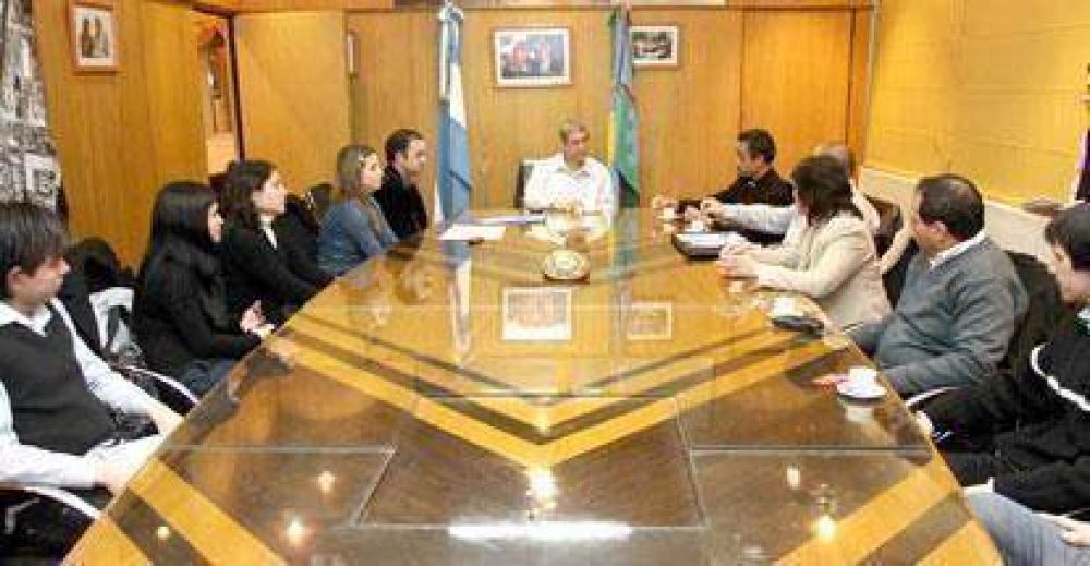 El Intendente se reuni� con integrantes de la Acci�n Cat�lica de Avellaneda-Lan�s