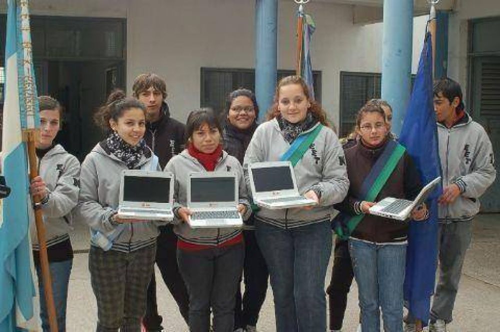 Programa Nacional �Conectar Igualdad.com.ar� Se entregaron 183 netbooks a alumnos de la Escuela T�cnica N� 1