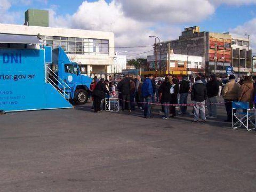 Unidad m�vil en el Play�n Municipal Comenz� el Plan Documentario en la ciudad