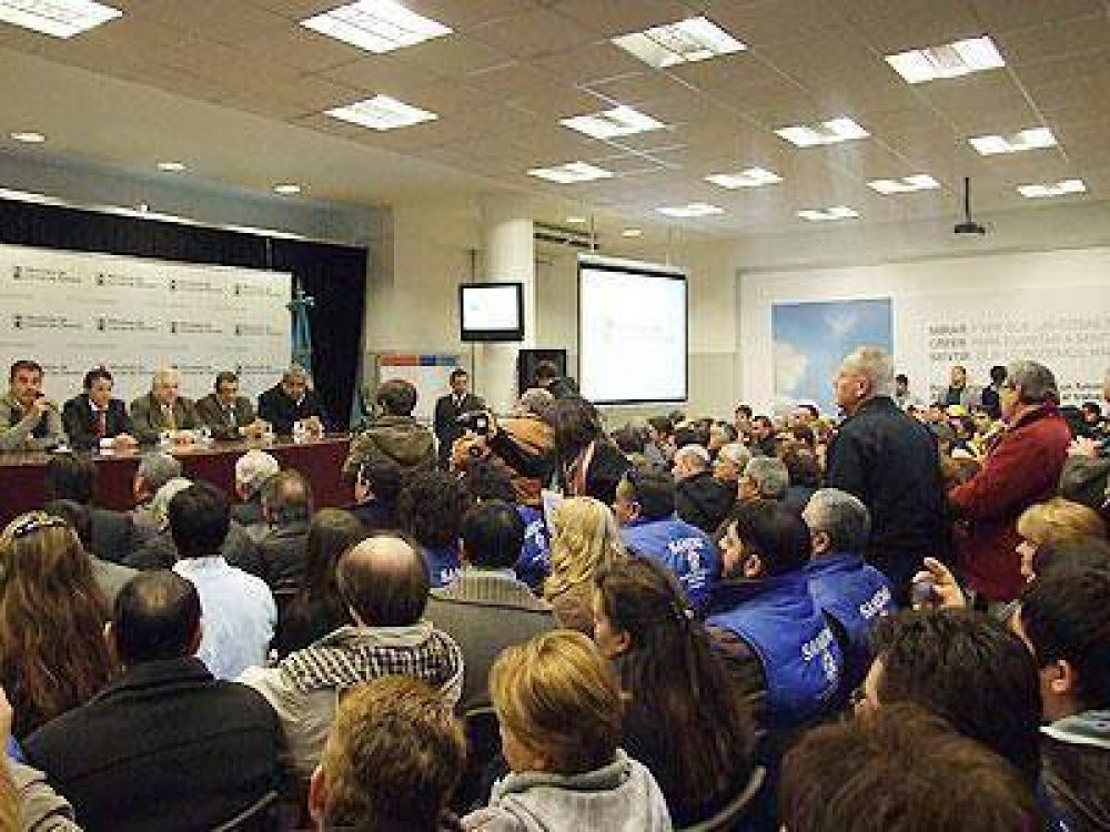  LOMAS | ASISTI� EL MINISTRO CUARTANGO La Provincia, el Municipio y la CGT Regional firmaron un convenio de capacitaci�n