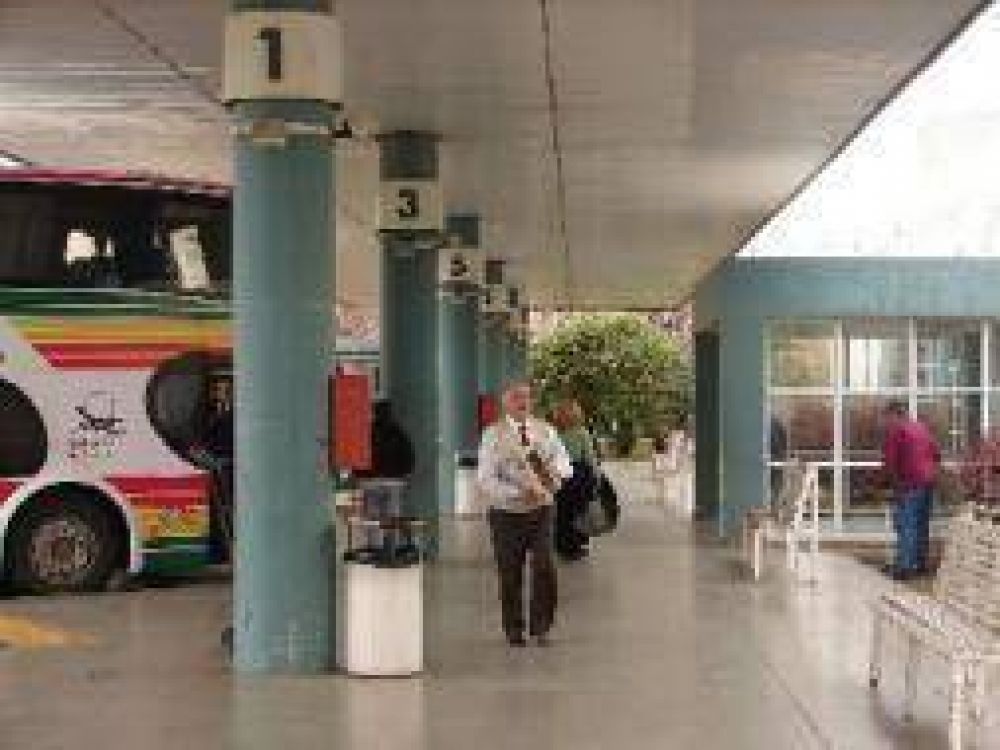 Comenz� paro nacional de choferes de larga distancia