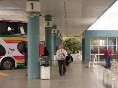 Comenz� paro nacional de choferes de larga distancia